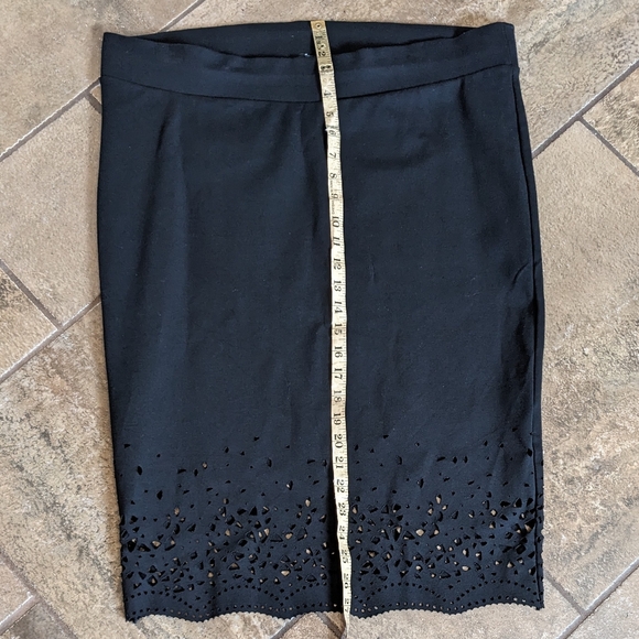 Torrid Skirt Stretchy Pencil Lacey Cut Out Hem Size 2 Black - Picture 4 of 12